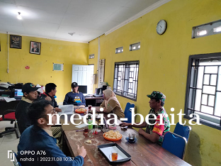 Babinsa Melaksanakan Komsos Dengan Perangkat Desa
