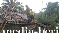 Babinsa Koramil 04 Karangkobar Bantu Warganya Pasang Genteng Rumah