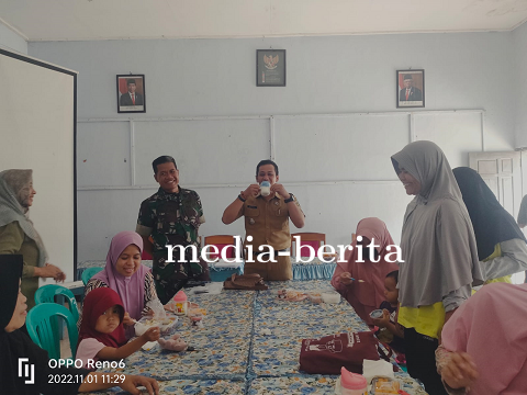 Cegah Stunting Koramil 07 Mandiraja Bersama Pemdes Mandiraja Wetan Bagikan Susu