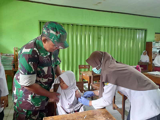 Monitoring Anggota Koramil Pelaksanaan Vaksinasi Anak di Wanadadi Berjalan Lancar