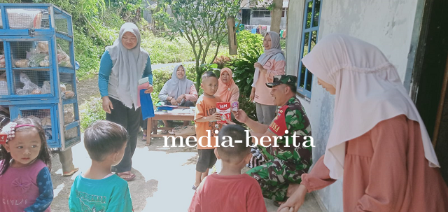 Penuhi Gizi Balita Babinsa Dampingi Pembagian PMT Bagi Balita