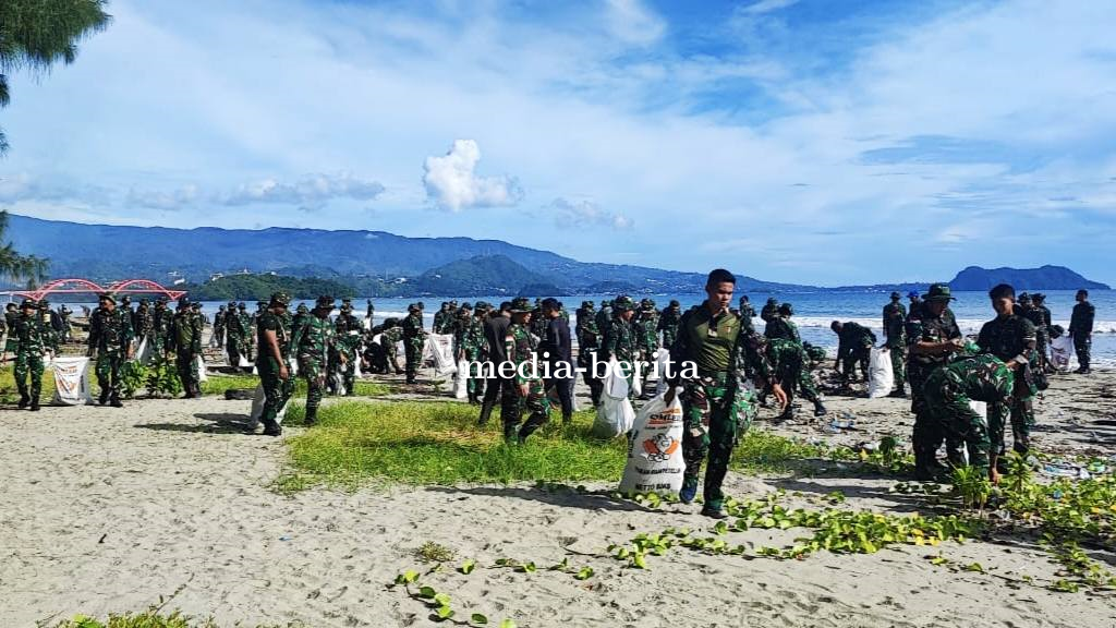 Kodim 1701/Jayapura Kembali Sukseskan Karya Bakti Bersihkan Pantai Holtekamp dalam Rangka HUT Ke-62
