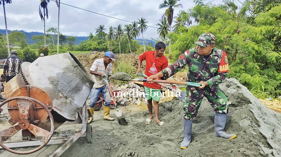 Jembatan Penghubung Lahan Produksi Dibangun TNI dan Kelompok Tani