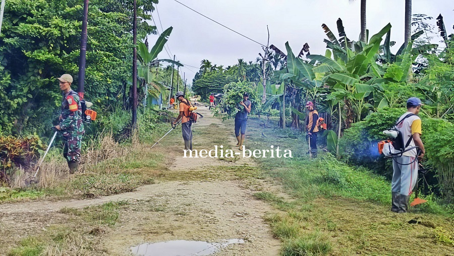 Wujudkan Lingkungan Bersih dan Sehat, Babinsa dan Warga Gelar Kerja Bakti