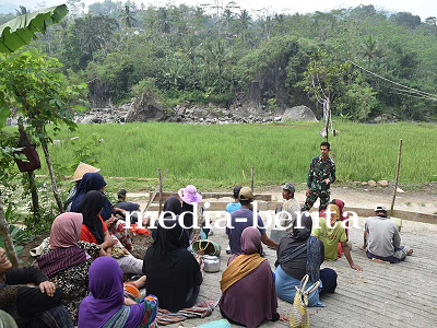 Dedikasi Tanpa Batas Serka Zeni dari Satgas TMMD Reguler ke-120 Berikan Motivasi dan Inspirasi bagi