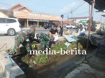 Kerja Bakti di Pasar Pucang Bersihkan Lingkungan Bersama TMMD Reguler ke-120