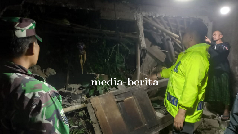 Babinsa Cek lokasi longsor Pastikan Warga Aman