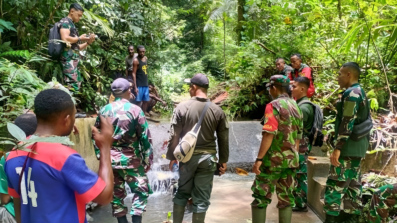Babinsa Dampingi Kapaldam XVII Cendrawasih Survei Sumber Air