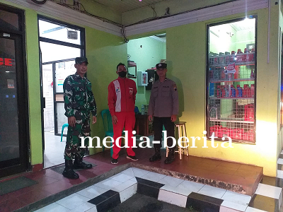 Jaga Keamanan Wilayah Babinsa Bersama Bhabinkamtibmas Laksanakan  Patroli Malam