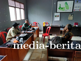 Babinsa Melaksanakan  Komsos Dengan Perangkat Desa