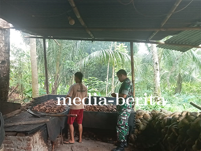 Babinsa Komsos Dengan Petani Kopra