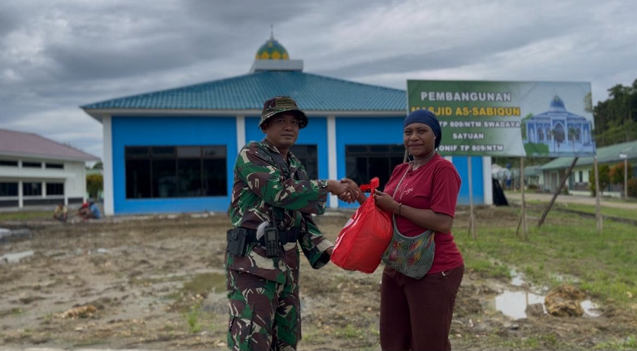 Wujud Kepedulian Sesama, Yonif TP 809/NTM Gelar Jumat Berkah dan Bagikan Sembako untuk Warga Desa Wa