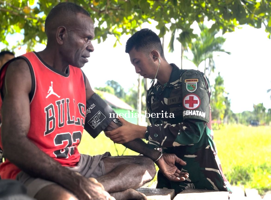 Wujud Kepedulian TNI, Yonif TP 809/NTM Jemput Bola Layanan Kesehatan bagi Warga Desa Wapoania