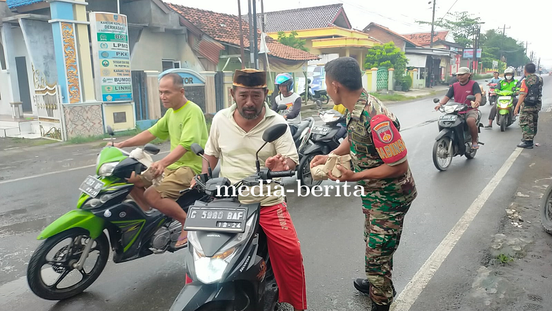 Koramil 11 Pangkah Kembali Bagikan Nasi Bungkus