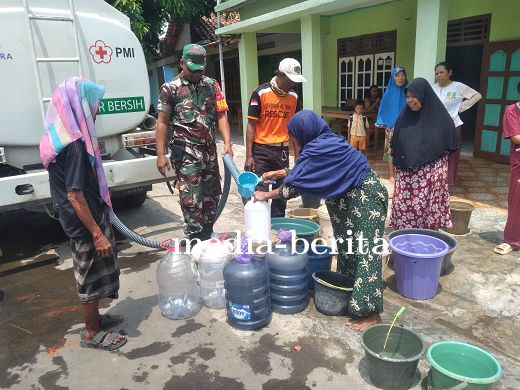 Babinsa Koramil Margasari Dampingi Penyaluran Bantuan Air Bersih