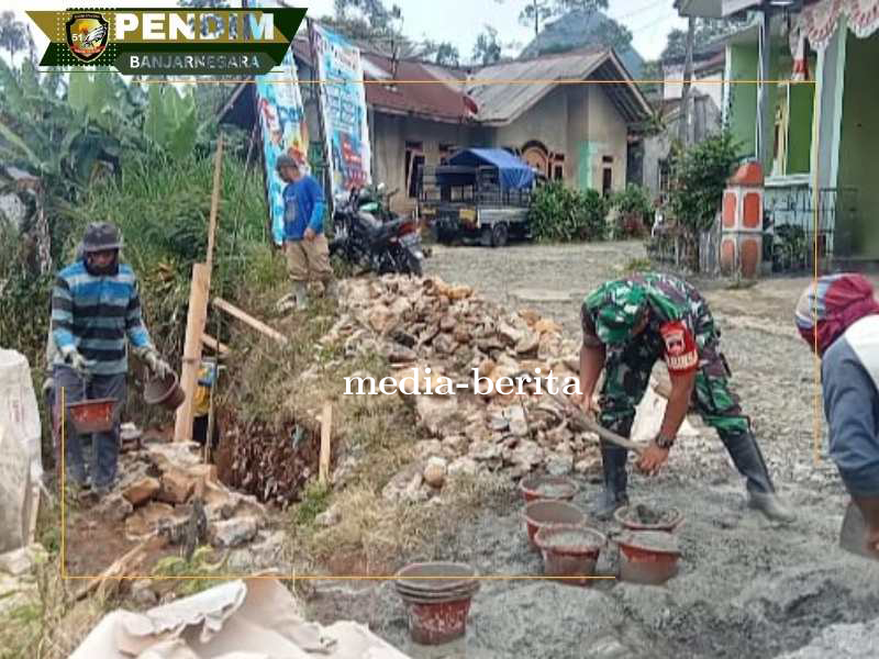 Babinsa Bersama Warga Binaan Memperbaiki Talud Penahan Jalan