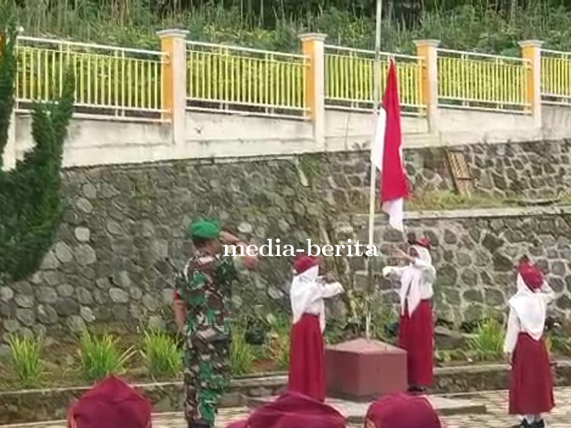 Babinsa Jadi Pembina Upacara Di SD Negeri Gumelar