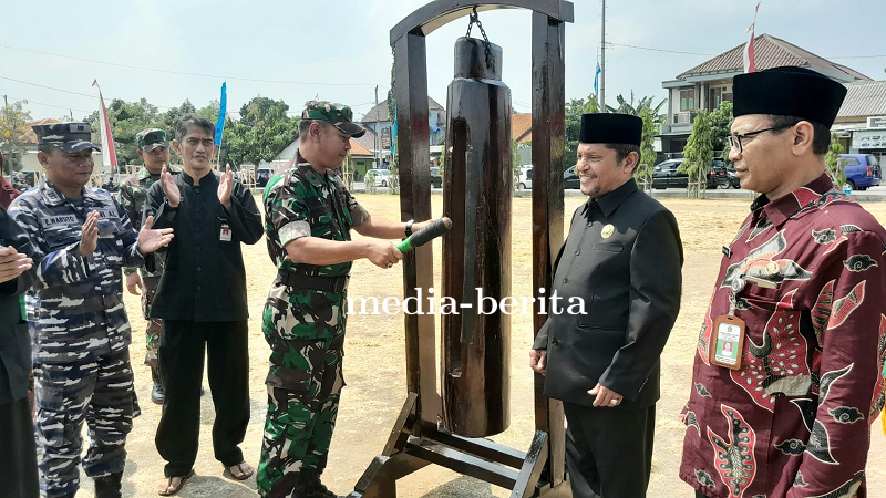 Kepala Staf Kodim 0712 Tegal Bacakan Amanat Pangdam IV Diponegoro Pada Acara Penutupan TMMD Sengkuyu