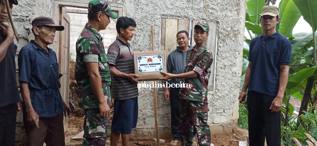 Babinsa Posramil Pandanarum Memberikan Bantuan Pasca Longsor