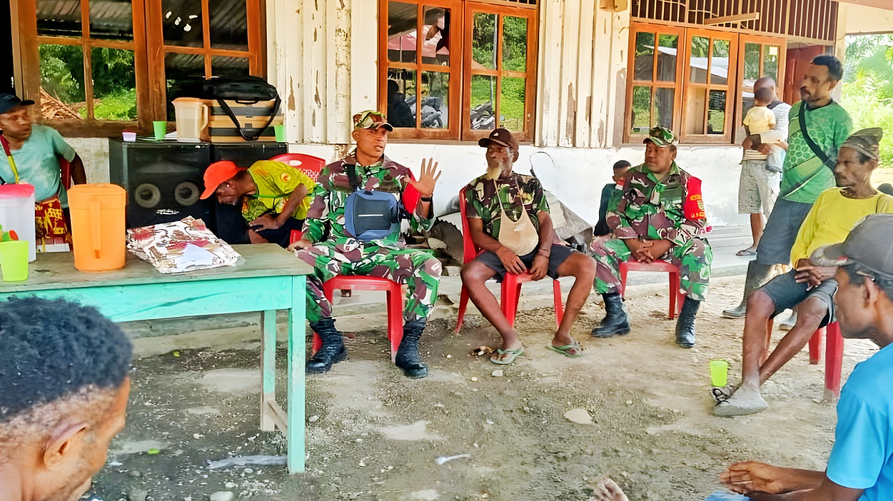 Sambut Pesta Demokrasi Babinsa Waris Ingatkan Jaga Stabilitas Keamanan Di Kampung Binaan