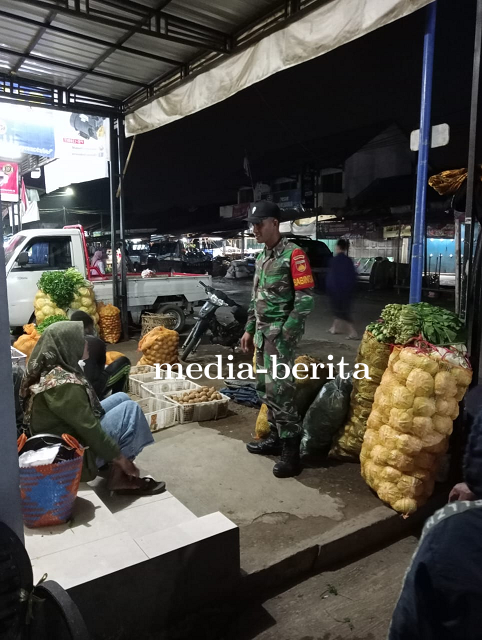 Pastikan Keamanan Wilayah Pasar, Babinsa Koramil 19 Bumijawa Laksanakan Patroli