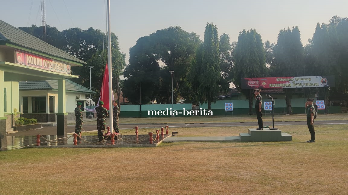 Kasdim 0712 Tegal Pimpin Upacara Hari Senin