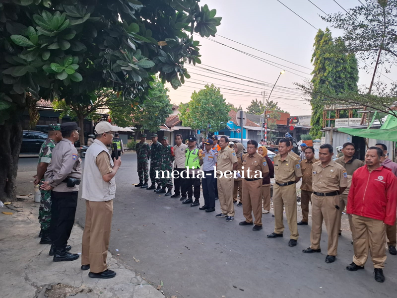Danramil Slawi Ikut Serta Dalam Penertiban Pedagang Pasar Trayeman