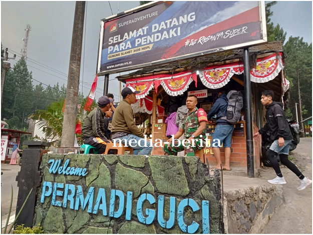 Babinsa Koramil Bumijawa Laksanakan Komsos Di Base Camp Permadi Jalur Pendakian Gunung Slamet