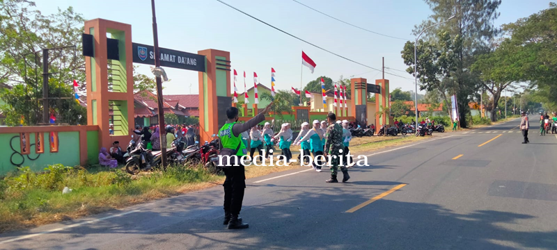Anggota Koramil Margasari Amankan Lomba Gerak Jalan Tingkat SMA