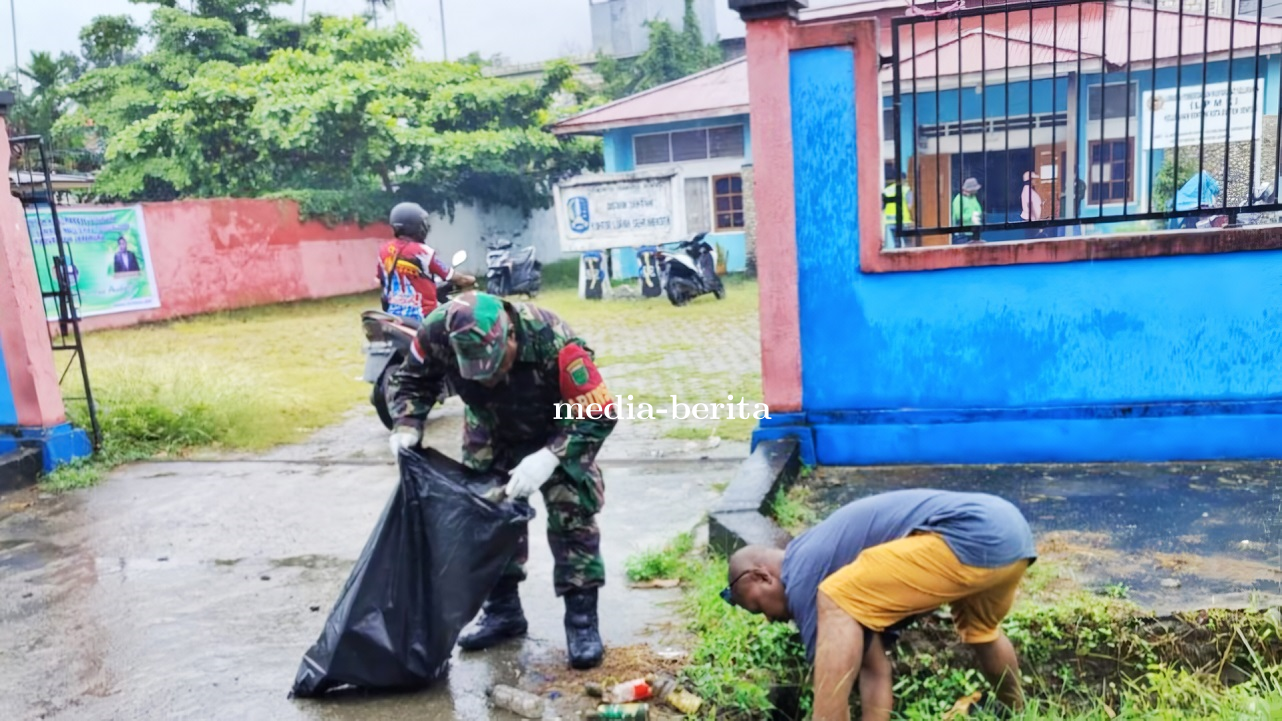 Babinsa Sentani Dukung Karya Bakti Kelurahan Sentani Kota Peringati Hari Peduli Sampah Nasional