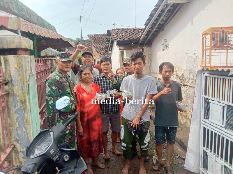 Distribusi Nasi Ponggol Korban Banjir di Jatibarang Brebes